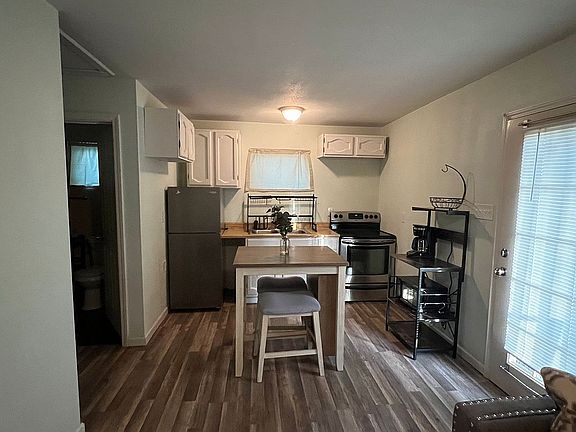 5th image of 910 Sutton Dr