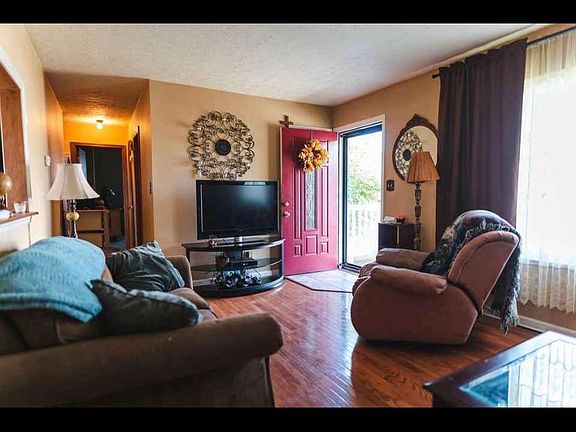 3rd image of 18 Crystal Dr