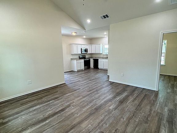 3rd image of 405 Vista Mdw