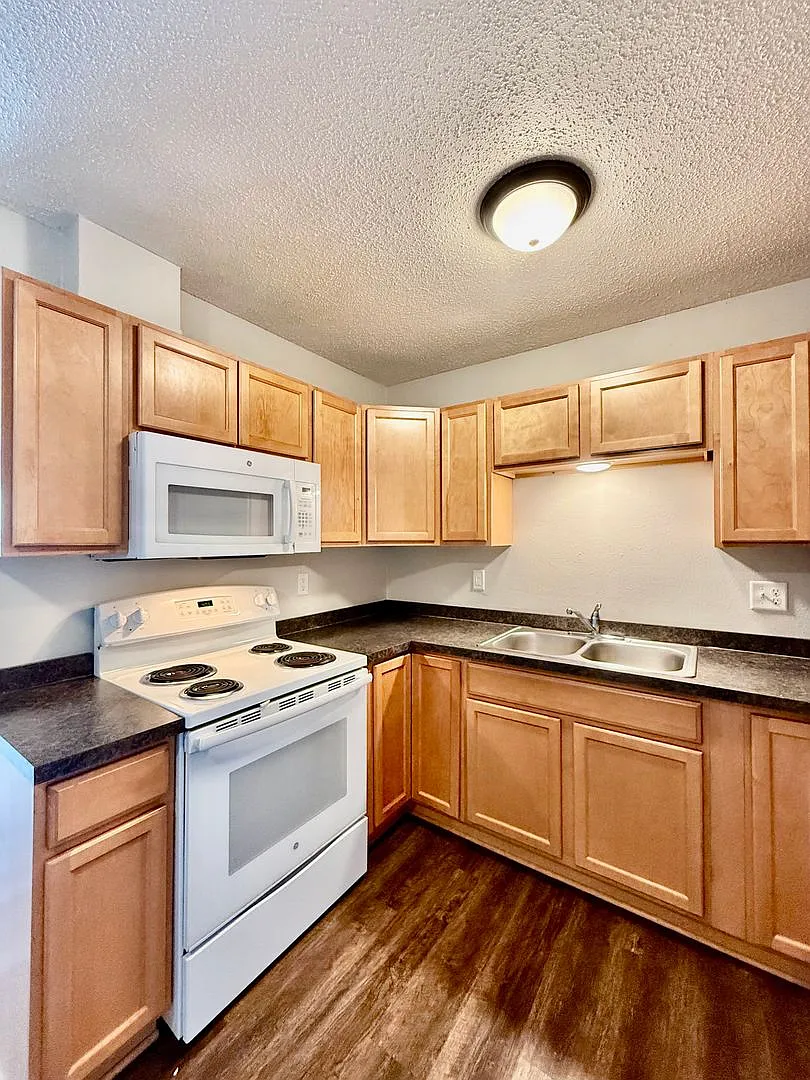 Valley South 525 10th Ave SE — Photo 1