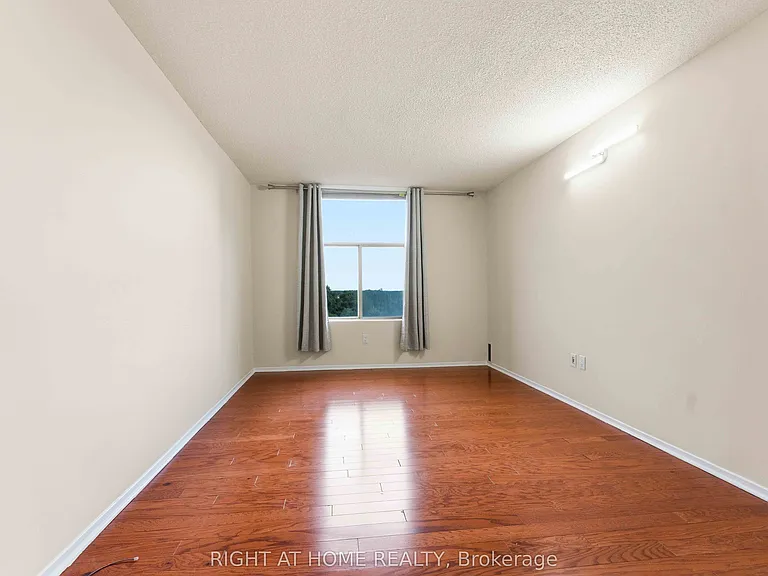 2759 Carousel Cres #911 — Photo 34