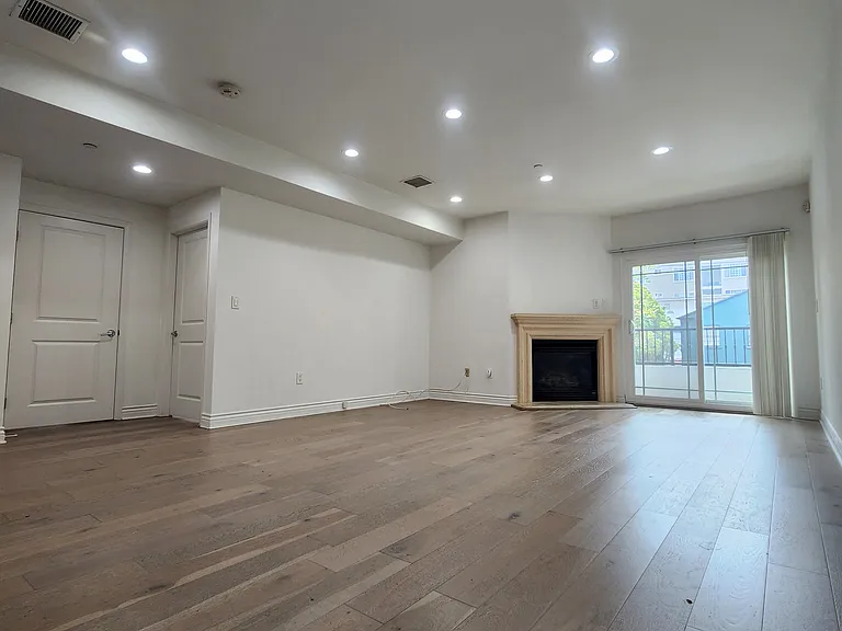 147 S Doheny Dr #102 — Photo 13