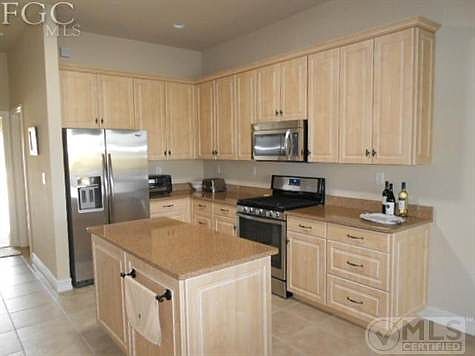 LARGE KITCHEN WITH NEW APPLIANCES