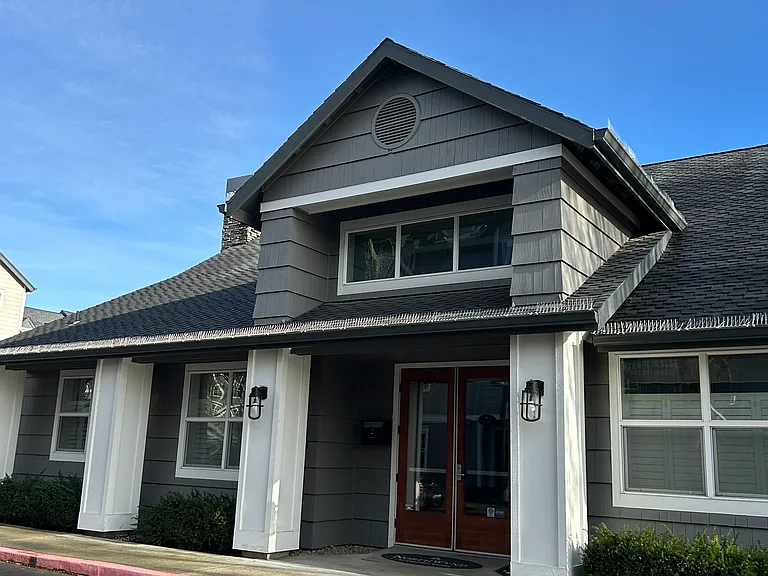 Clubhouse w/ gym, pool, hot tub