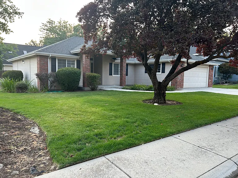 1811 N Prestwick Way — Photo 2
