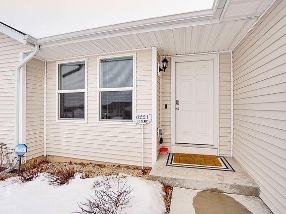 2nd image of 3221 Emerald Dr