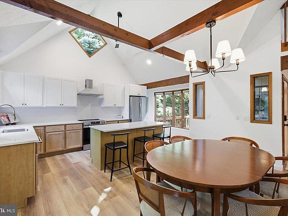 2nd image of 2208 Hillcrest Dr