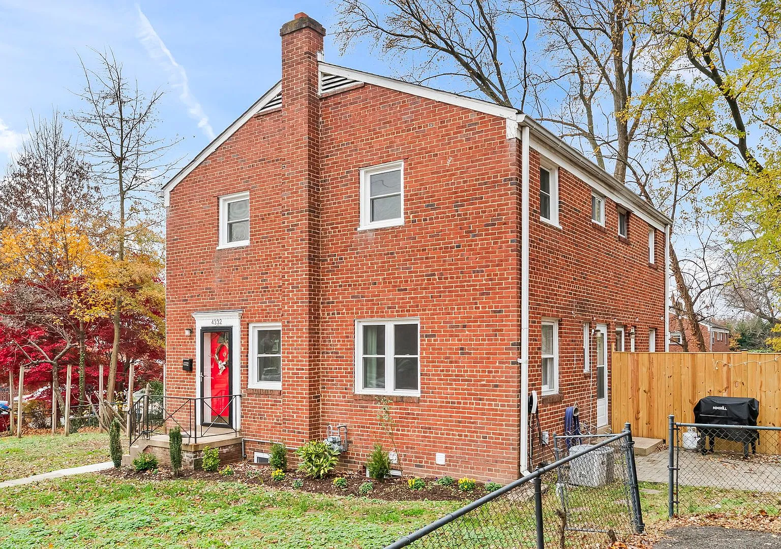 Bright 2BR/2BA Home with Private Backyard in Alexandria — Photo 2
