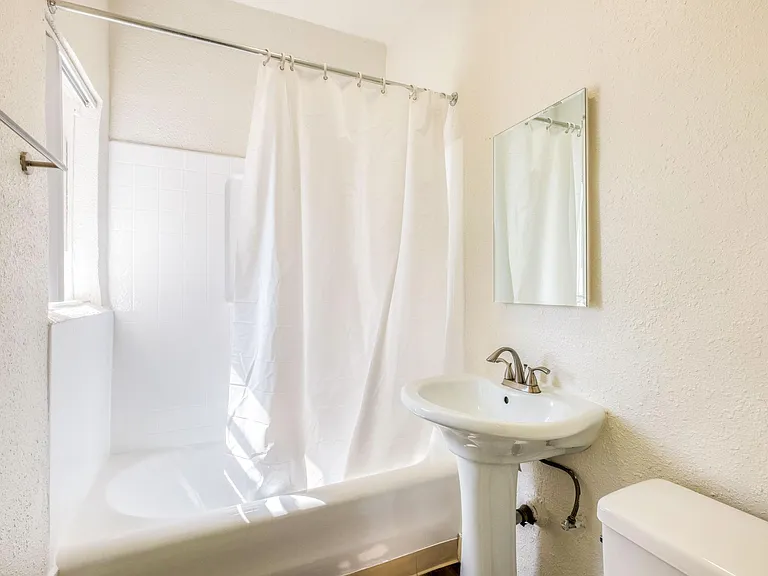 Gordon Street Apartments — Photo 13