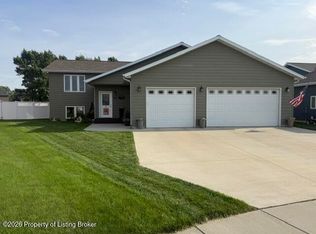 585 37th St E, Dickinson, ND 58601