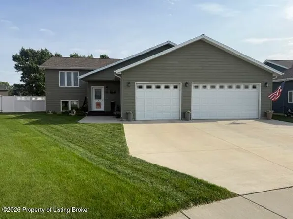585 37th St E, Dickinson, ND 58601