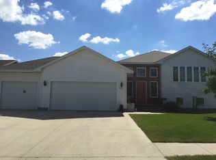 1822 10th St NE, Watertown, SD 57201