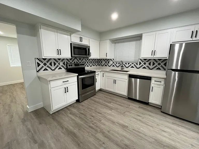 2302 N 29th Pl — Photo 10