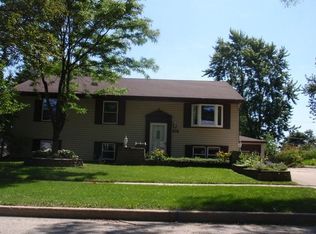 705 Wildwood Ln, Streamwood, IL 60107