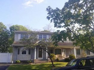 12 Bonnie Kay Ct, Sayville, NY 11782