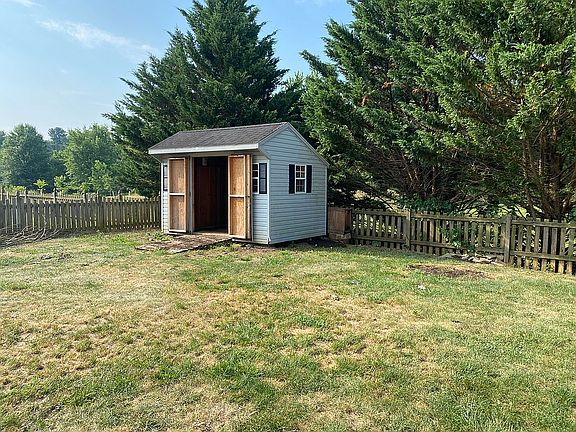 5th image of 18125 Lyles Dr