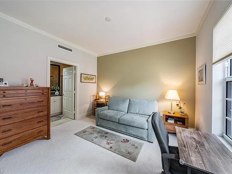 5068 Annunciation Cir #4210 — Photo 18