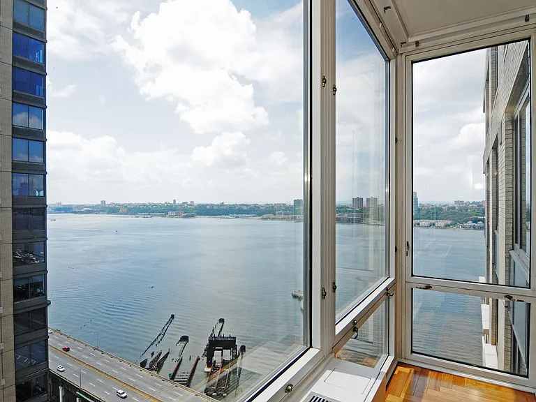 220 Riverside Blvd #27F — Photo 7