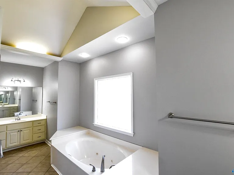 118 Canterbury Dr — Photo 11