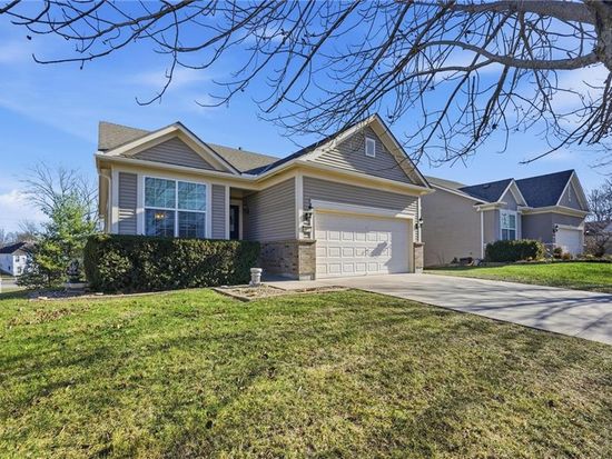 4821 SW Davis Dr, Lees Summit, MO 64083