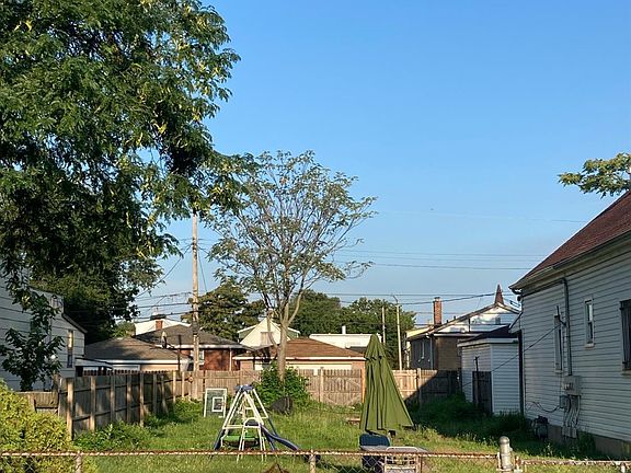 3rd image of 3808-3810 Evergreen St