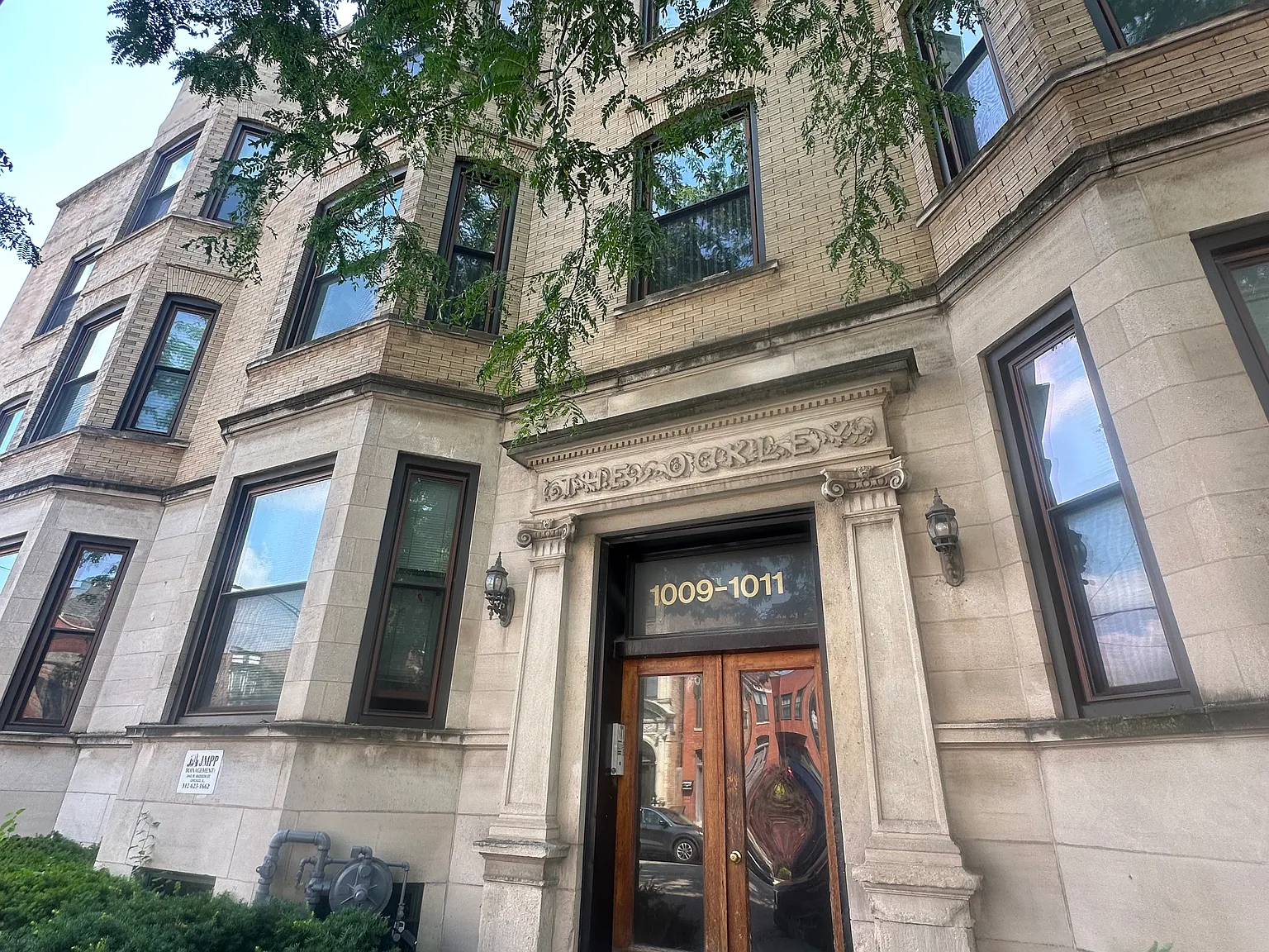 3 bed, 1000 sqft, $2,100 — Photo 1