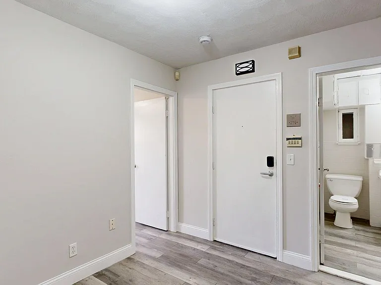 137 Chelsea St #2 — Photo 4