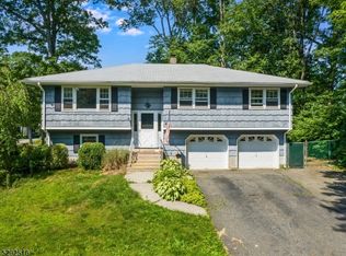 20 Yuma Trl, Oak Ridge, NJ 07438