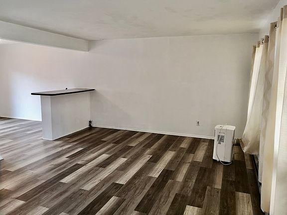 3rd image of 713 Southfield Ct