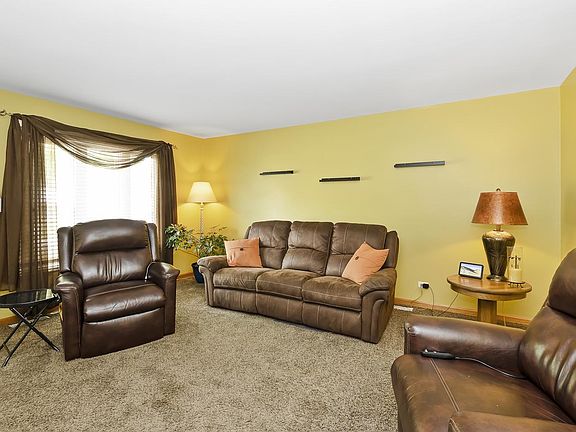 3rd image of 15208 Oxford Dr
