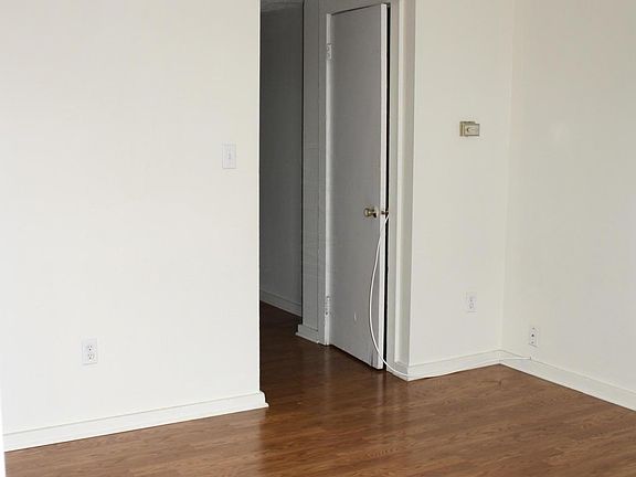 3rd image of 1475 Indianola Ave