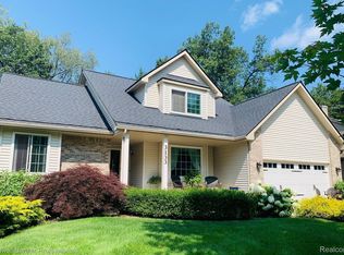 3133 W Ridge Ct, Commerce Township, MI 48390