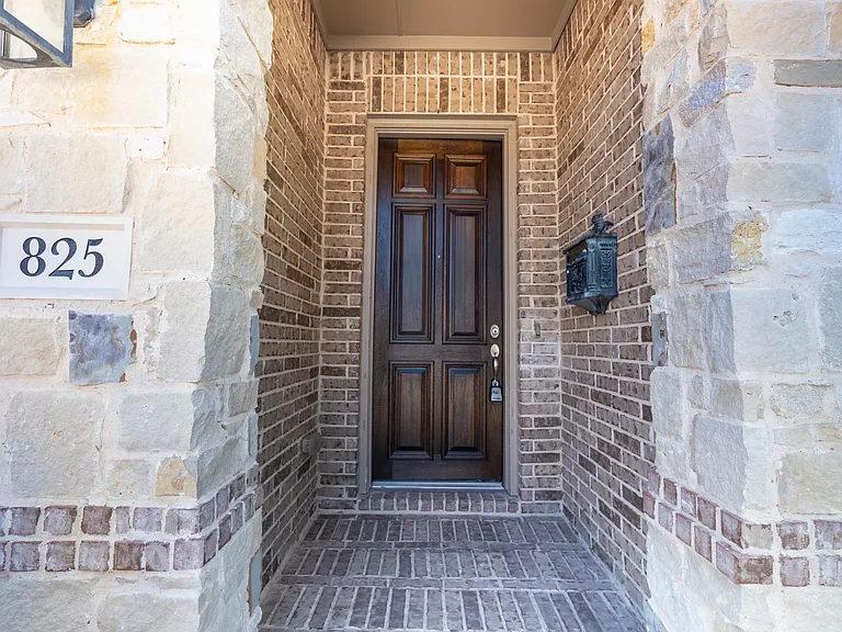 825 Warwick Blvd — Photo 3