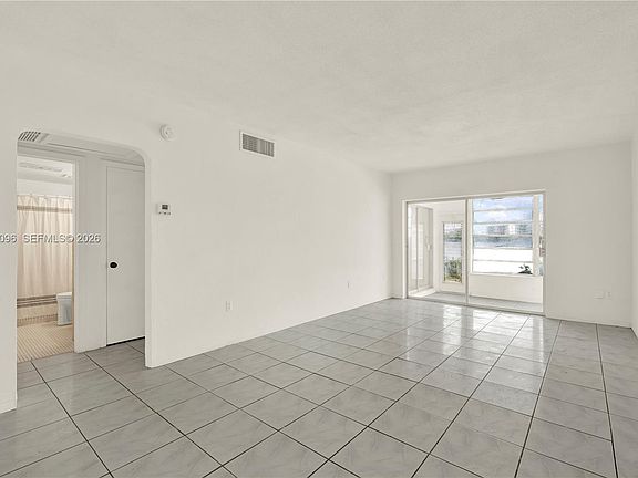 4th image of 285 NE 191st St APT 2911
