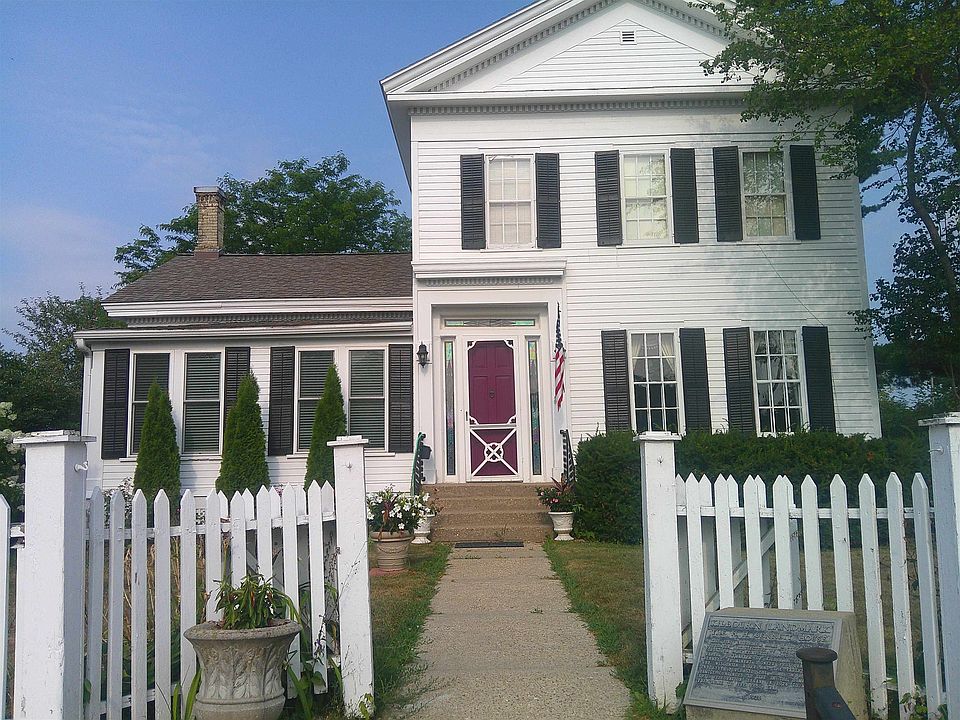 1st image of 825 Oak St