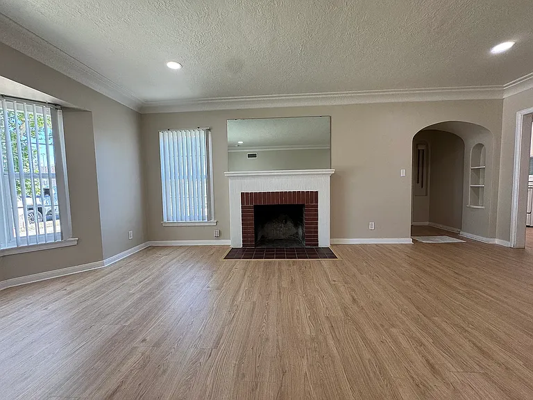 337 E Weldon Ave — Photo 8
