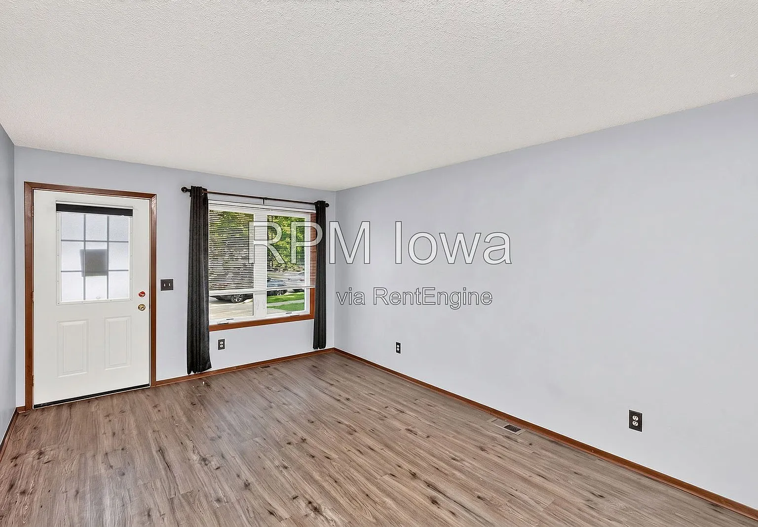 3 bed, 1.0 bath, 882 sqft, $1,695 — Photo 2