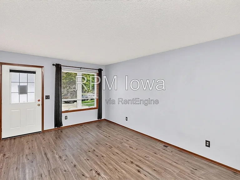 1614 NW Applewood St — Photo 2