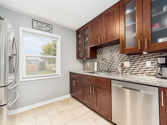 3rd image of 2742 La Rosa Dr