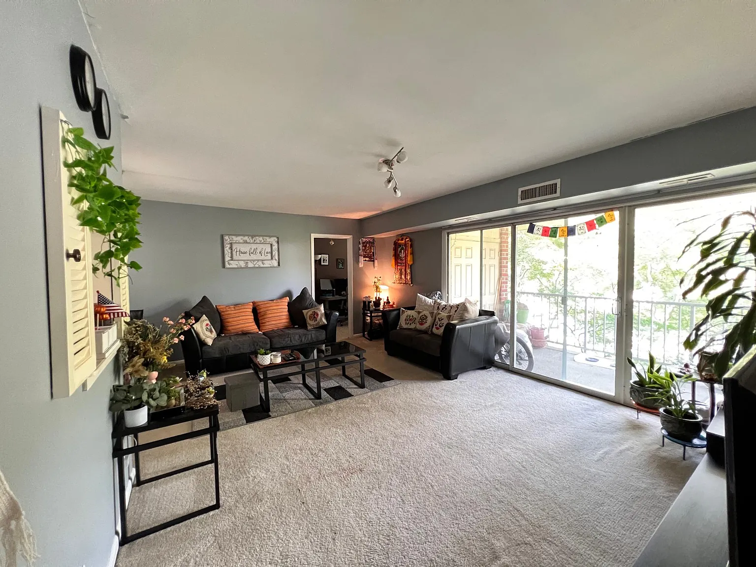2 bed, 1072 sqft, $2,100 — Photo 2