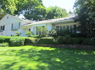 33 Briarfield Dr, Great Neck, NY 11020