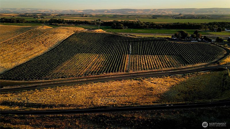 3rd image of 406 A Lower Dry Creek Road