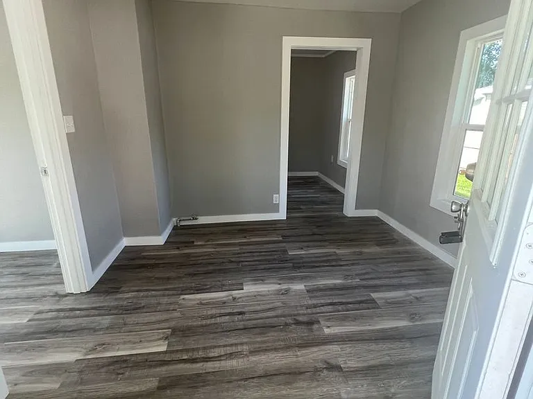 2142 W Chestnut St — Photo 2