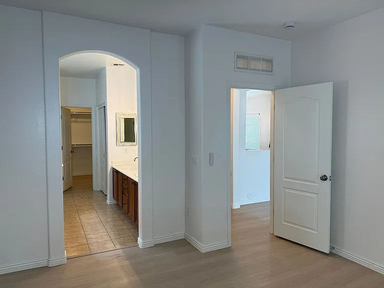 1682 E Fontana Dr — Photo 11