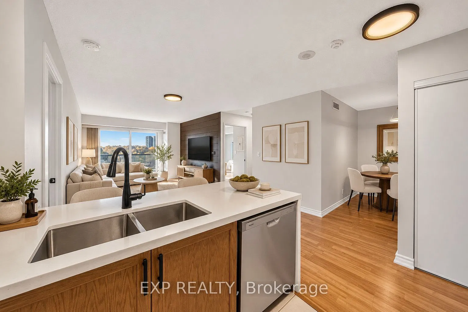3 bed, $3,000 — Photo 2