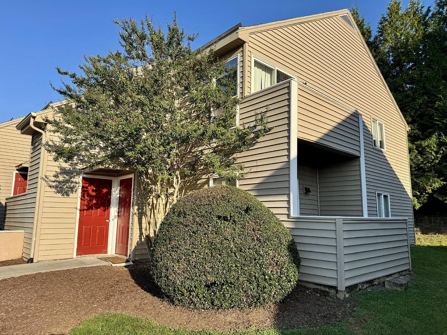 4 bed, 2.0 bath, 1352 sqft, $2,200 — Photo 2
