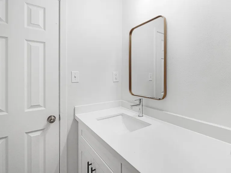 Guest bathroom Van