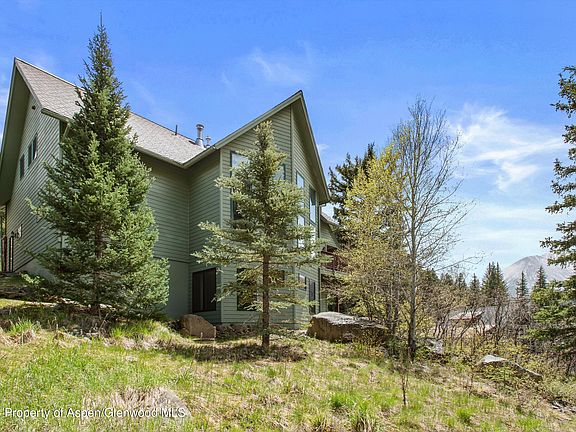 4th image of 1207 Evergreen Ln