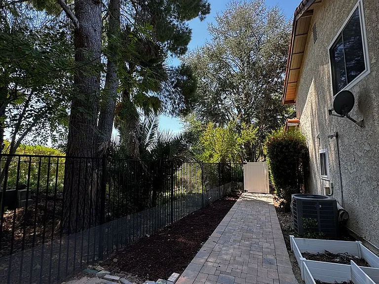 1580 Valecroft Ave — Photo 37