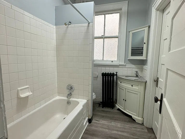 607 E 5th St #15 — Photo 14